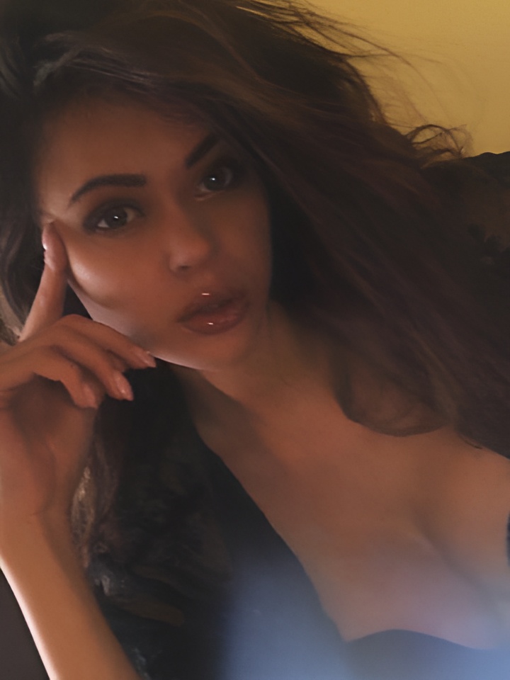 Зита привлекальеная девушка из Михайловки цена от 2000 руб