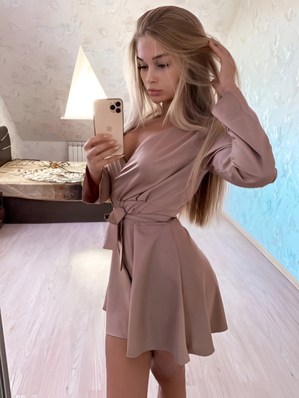 Леся привлекательная девушка из Михайловки цена от 2500 руб