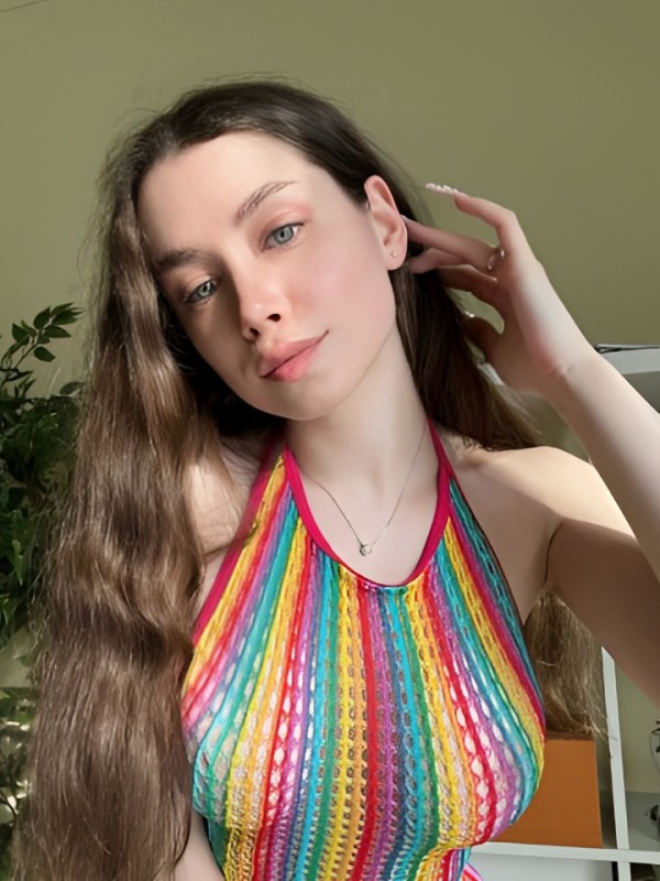 Рената привлекательная девушка из Михайловки цена от 2500 руб