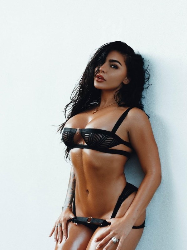 Элла привлекательная девушка из Михайловки цена от 6000 руб